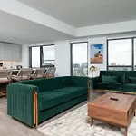 Central Serene Penthouse W King Bed Gym Parking