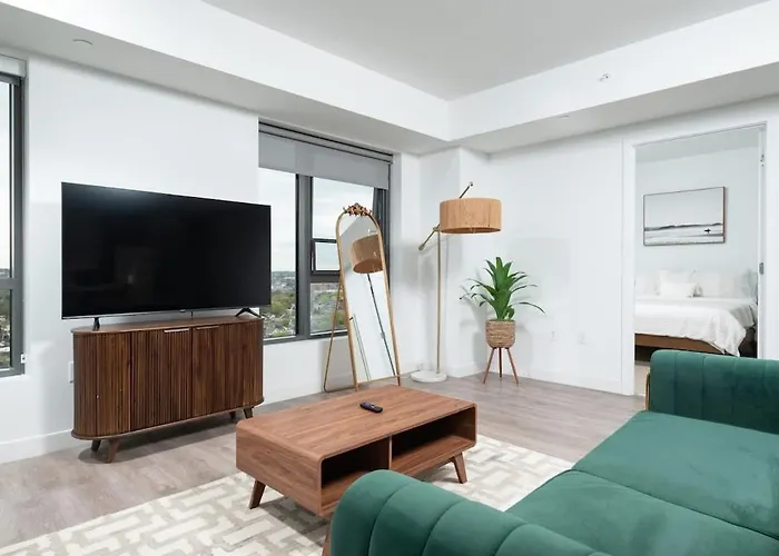 Central Serene Penthouse W King Bed Gym Parking