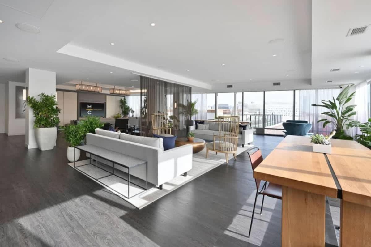 Serene Penthouse W King Bed Gym Parking Apartment