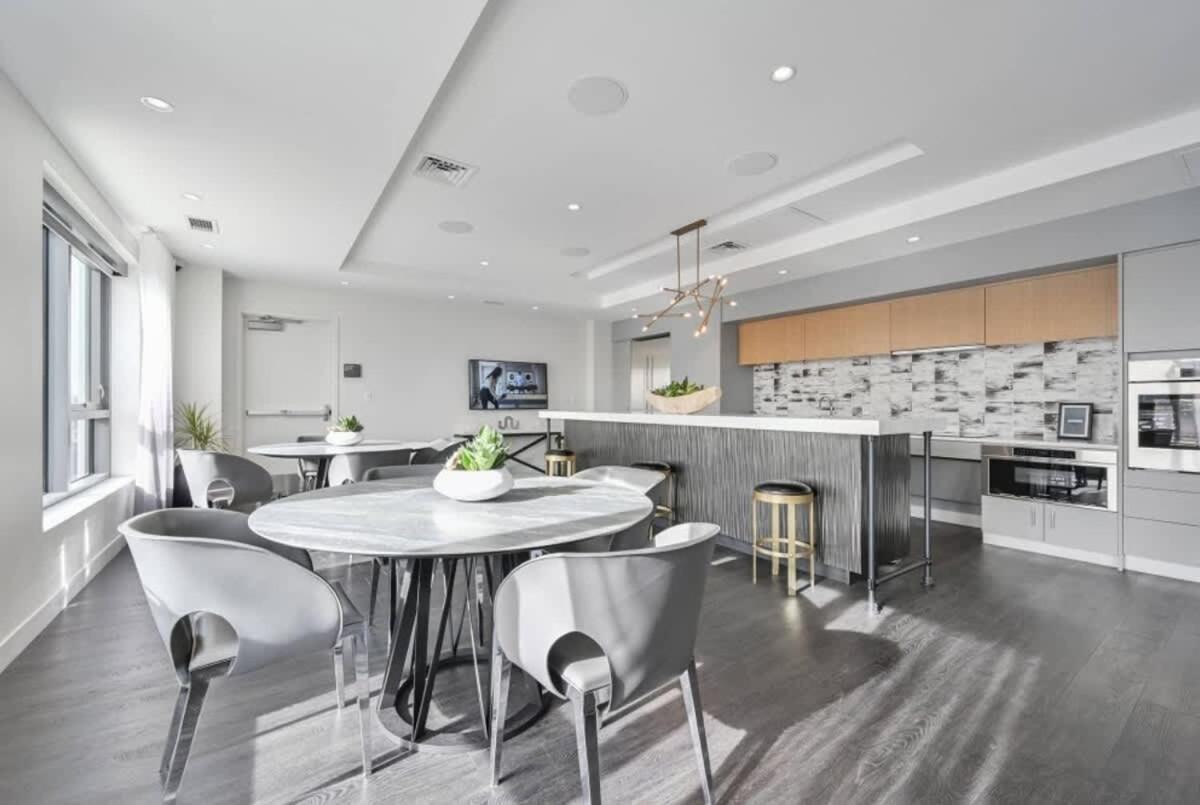 Serene Penthouse W King Bed Gym Parking Apartment