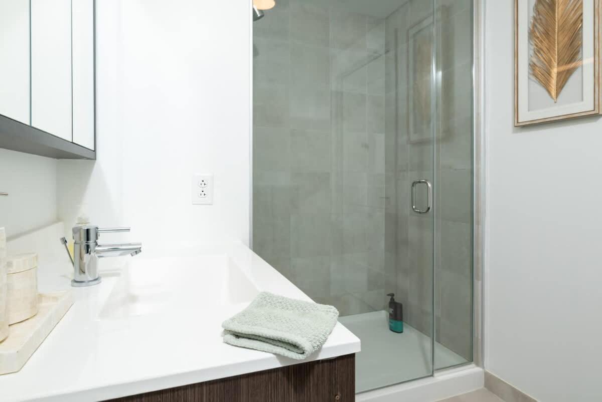 Serene Penthouse W King Bed Gym Parking