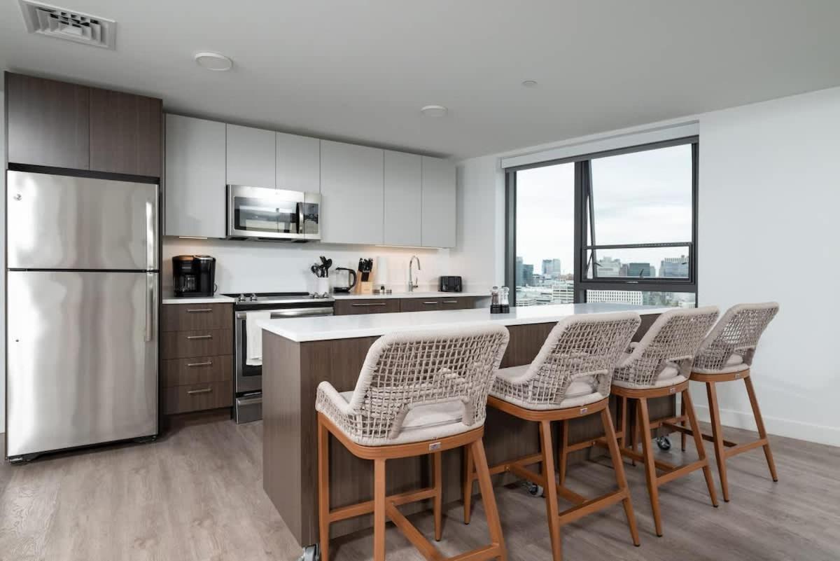 Serene Penthouse W King Bed Gym Parking Apartment