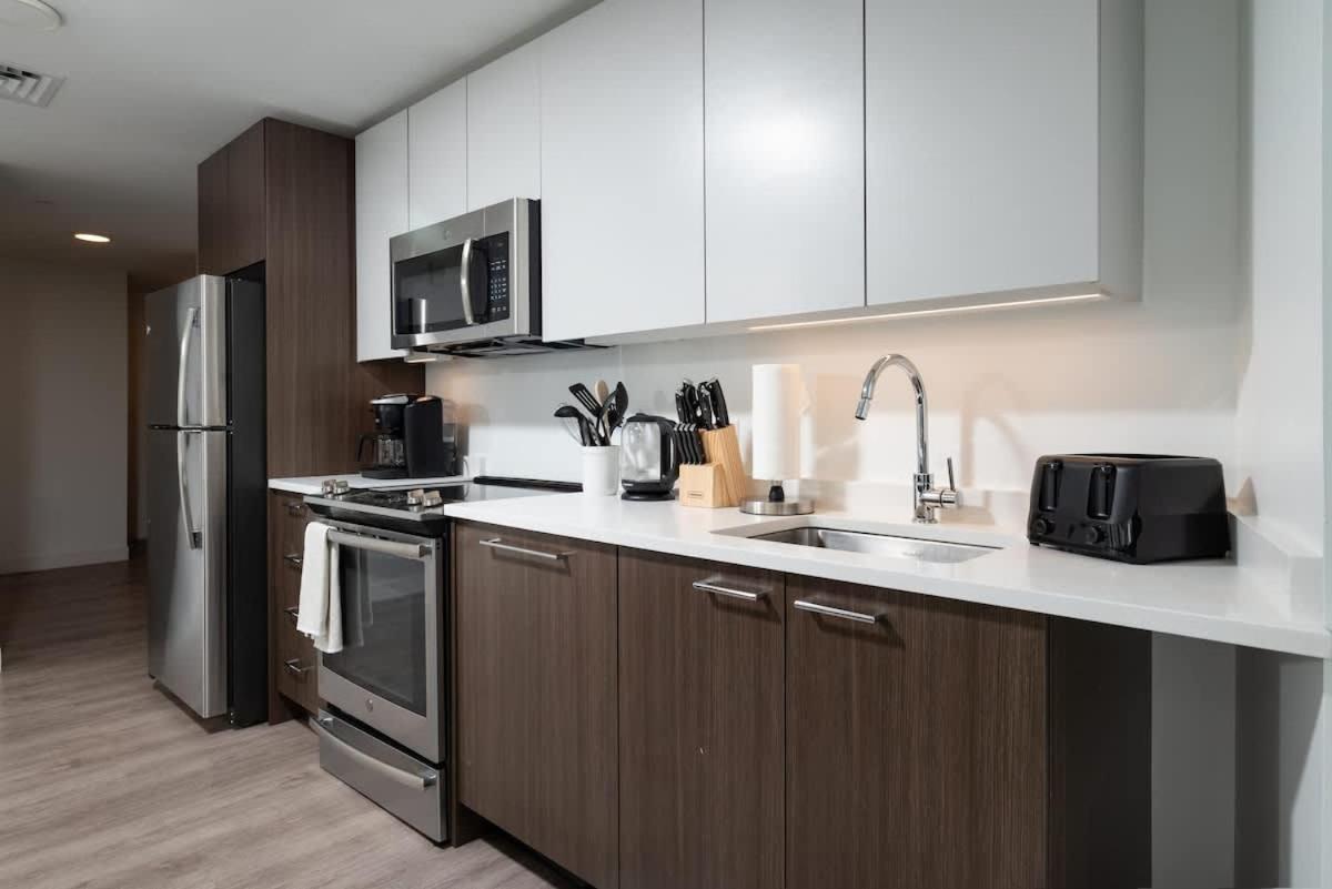 Serene Penthouse W King Bed Gym Parking Apartment *