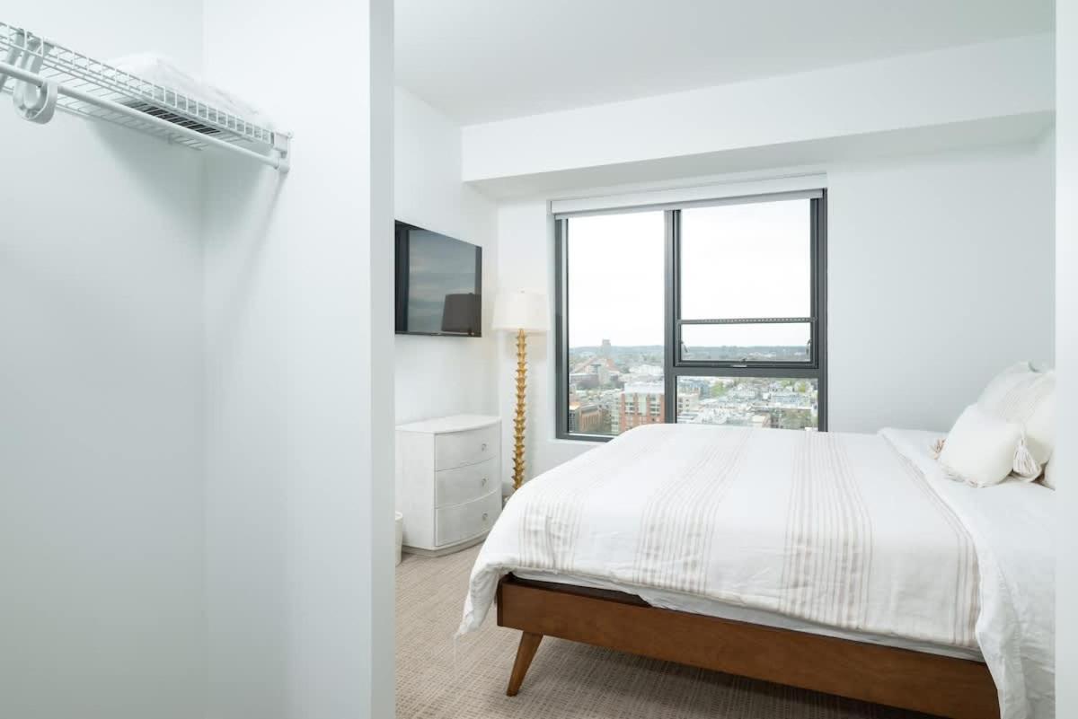 Serene Penthouse W King Bed Gym Parking Apartment Cambridge