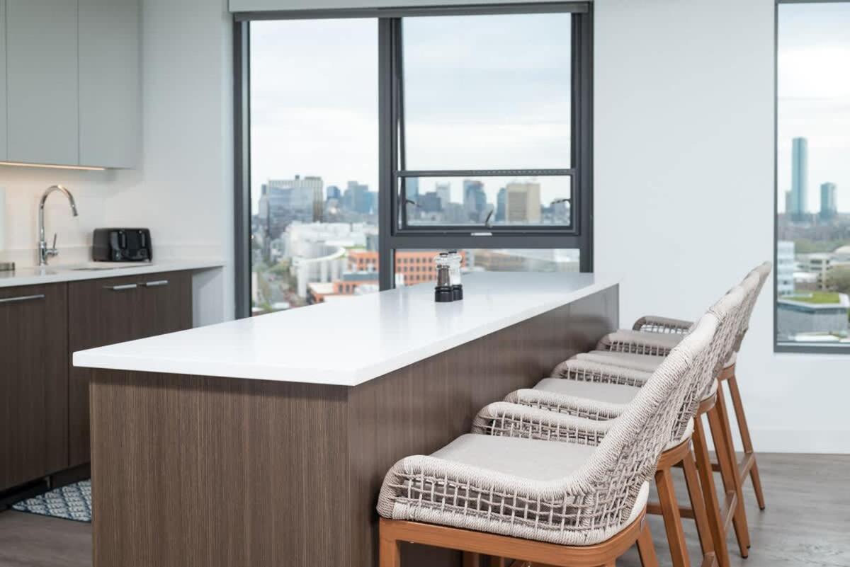 Serene Penthouse W King Bed Gym Parking