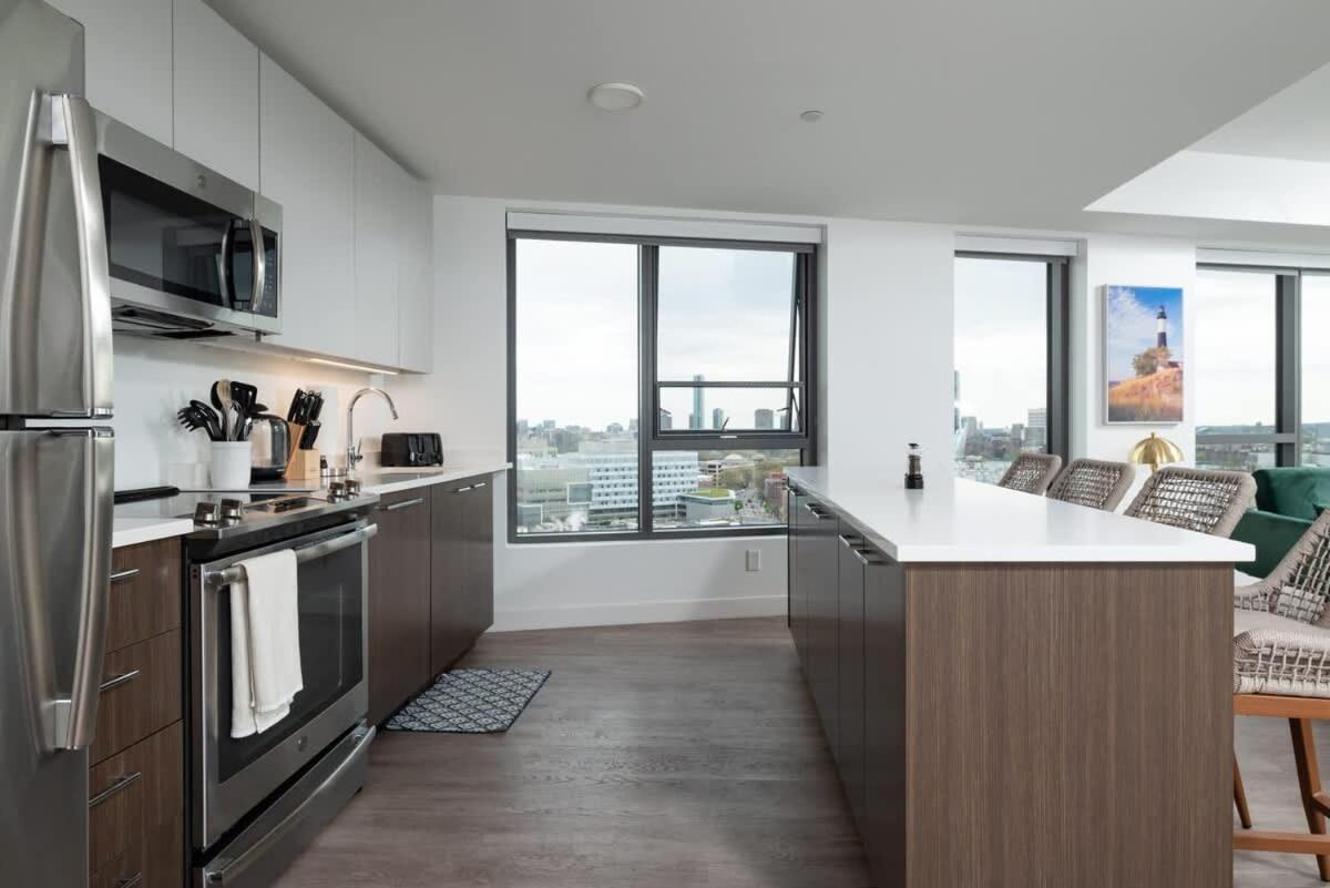 Serene Penthouse W King Bed Gym Parking Apartment