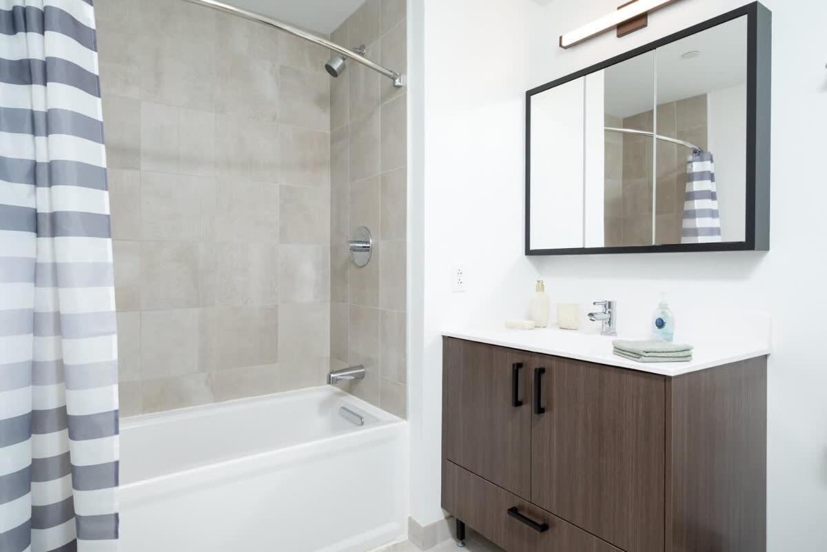 Apartment Serene Penthouse W King Bed Gym Parking