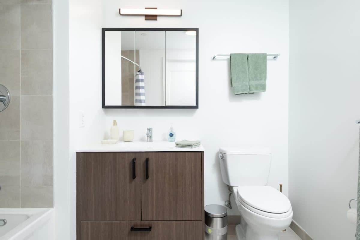 Serene Penthouse W King Bed Gym Parking Apartment *