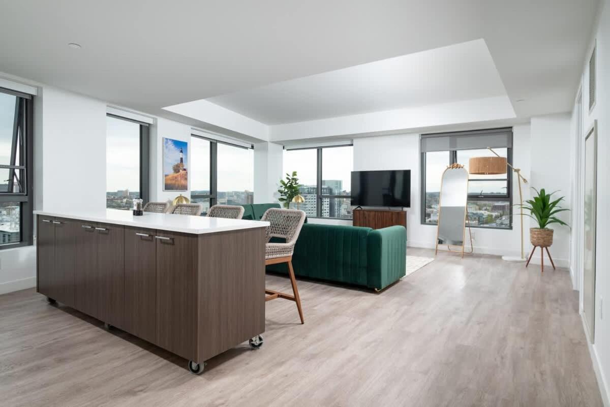Serene Penthouse W King Bed Gym Parking